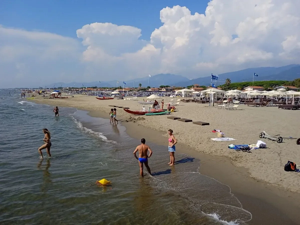 Private beaches in the centre of Forte dei Marmi. Photo: Yakov Svyazka