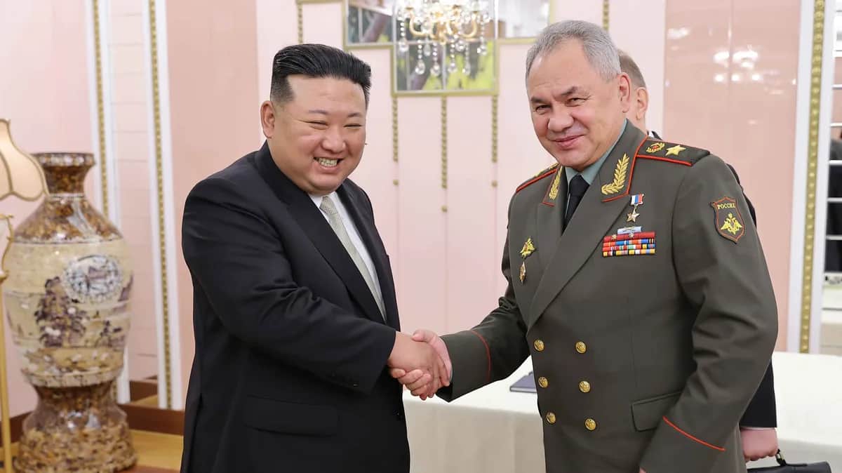 Министр обороны РФ Сергей Шойгу во время встречи с председателем КНДР Ким Чен Ыном в Пхеньяне, 26 июля 2023 года. Фото: EPA-EFE / KCNA