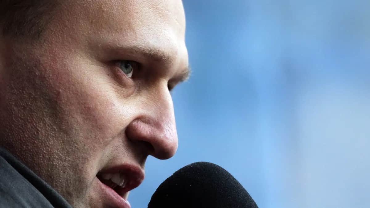 Alexey Navalny speaks during an anti-Putin rally in St.Petersburg, 25 February 2012. Photo: EPA / ANATOLY MALTSEV