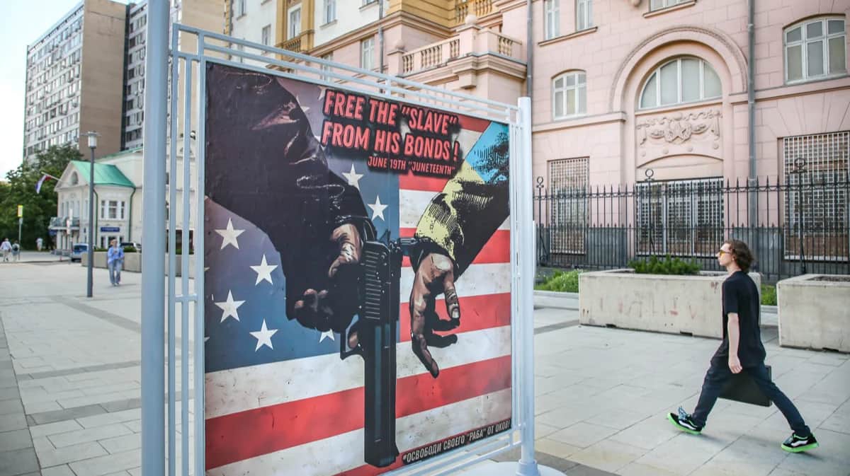 Инсталляции перед главным зданием посольства США в Москве. Фото: Yuri Kochetkov