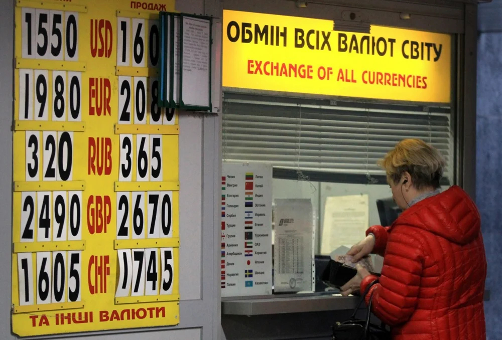 A woman exchanges money at an exchange office in downtown Kyiv, Ukraine, 13 November 2014. Photo: EPA/TATYANA ZENKOVICH