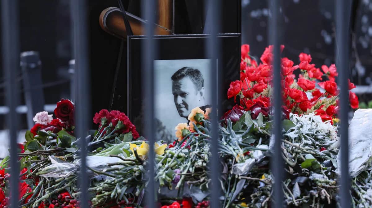 Цветы и портрет на могиле Алексея Навального на Борисовском кладбище в Москве, 16 февраля 2025 года. Фото: Максим Шипенков / EPA