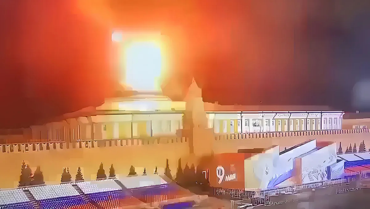Изображение с камеры видеонаблюдения показывает пламя и дым над куполом здания Кремля 3 мая 2023 года в Москве, Россия. Фото: Камеры видеонаблюдения на Красной площади / UPI / Shutterstock / Vida Press