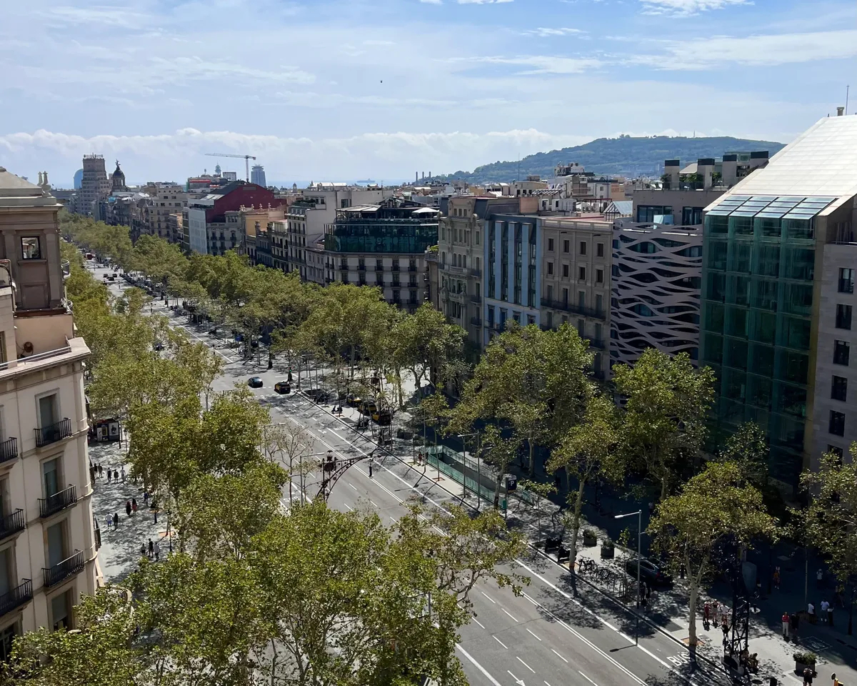 Один из главных проспектов Барселоны Пасео-де-Грасия. Фото: Кира Киселева, «Новая-Европа»