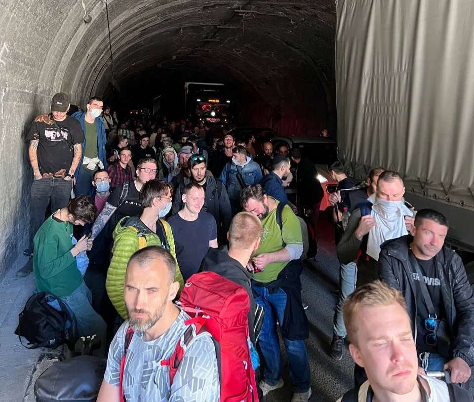 Очередь на границе Грузии и России. Фото: Максим Радомский, специально для «Новая газета. Европа»