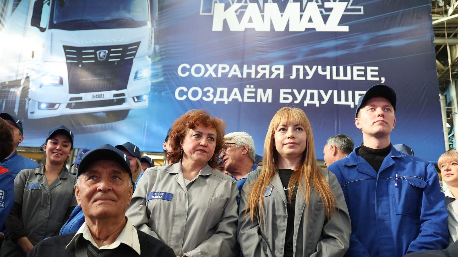 Рабочие на церемонии выпуска 2,5-миллионного грузовика на автомобильном заводе КамАЗ в Набережных Челнах, 4 октября 2024 года. Фото: Егор Алеев / ТАСС / Profimedia