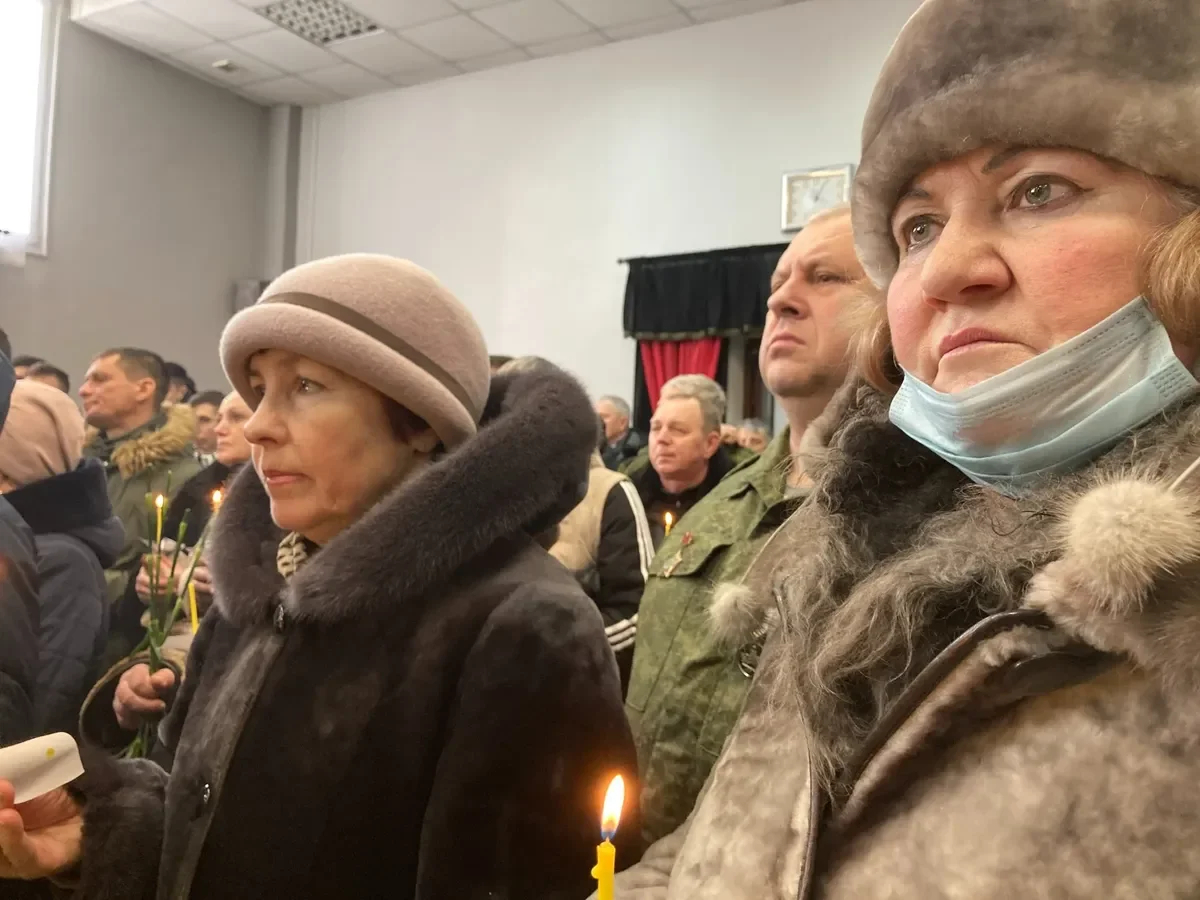Funeral service in the morgue of Novokuibyshevsk. Photo by Irina Tumakova, for Novaya Gazeta Europe