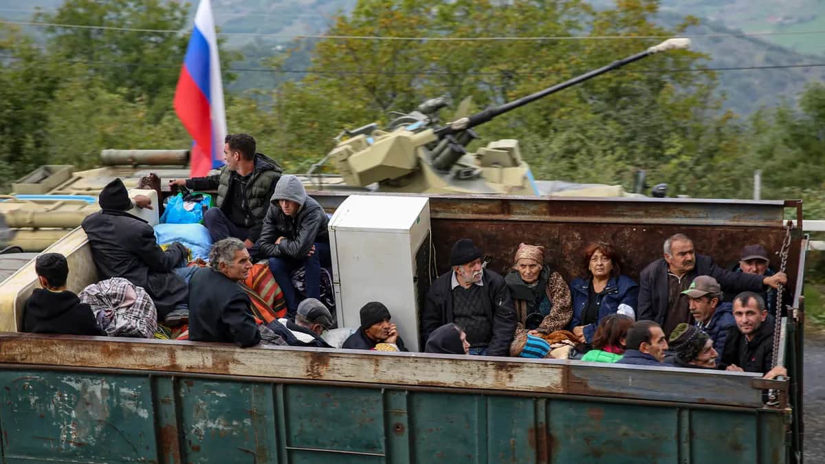 Этнические армяне едут из Карабаха в Армению, сидя в грузовике на контрольно-пропускном пункте Лачин, 26 сентября 2023 г. Фото: EPA-EFE/ROMAN ISMAYILOV