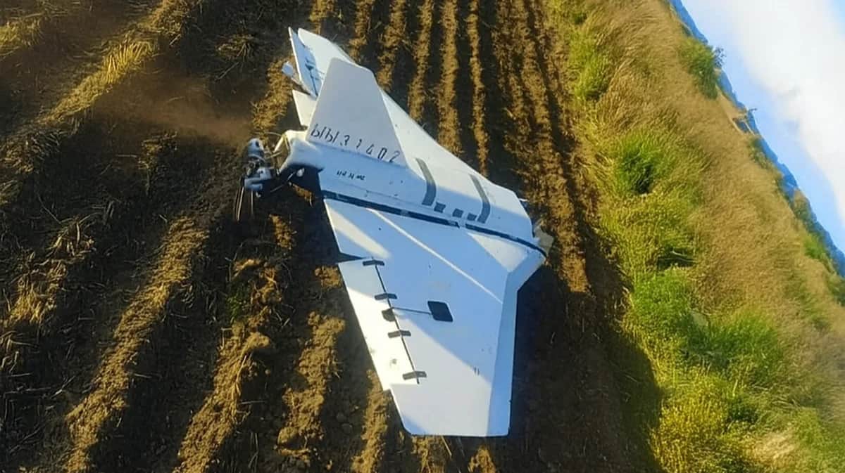 &nbsp;Российский дрон в поле у деревни Мнишкув, Польша, 10 сентября 2025 года. Фото: Nocna Jazda Tomaszow Mazowiecki / Forum / Scanpix / LETA