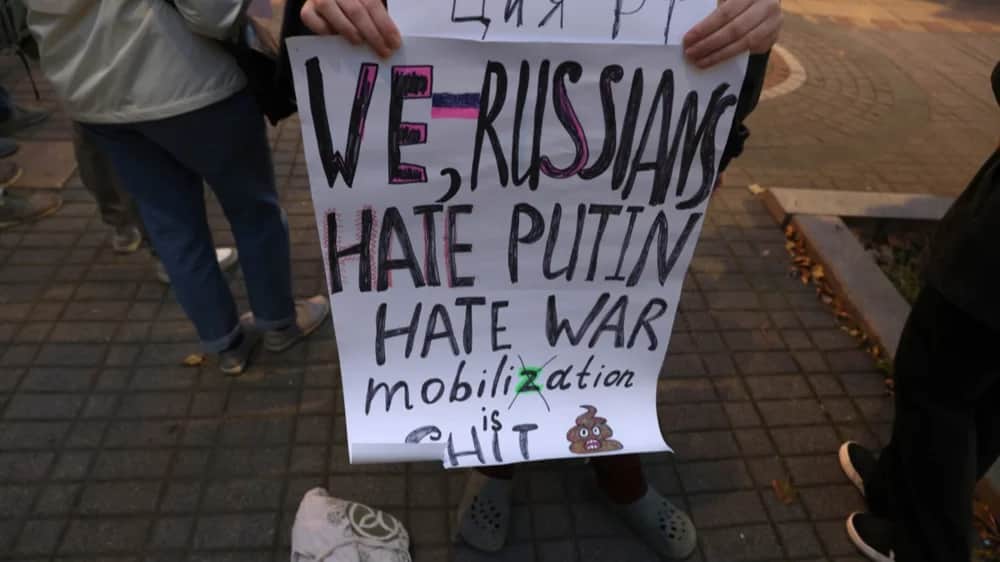 A man carries a banner reading 'We Russians hate Putin, hate war', during a protest against Russia invasion of Ukraine, in Belgrade, Serbia, 10 October 2022. Photo: EPA-EFE/ANDREJ CUKIC