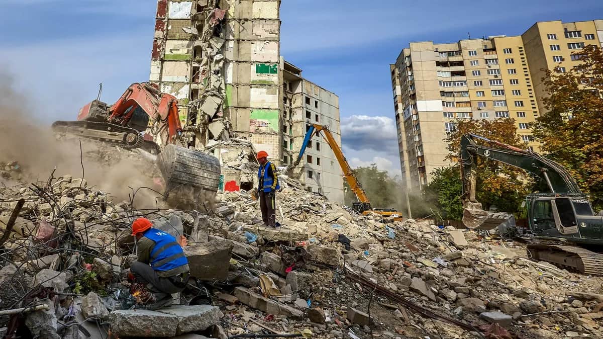 Ukrainian workers demolish residential buildings critically damaged by Russian airstrikes in Kharkiv, northeastern Ukraine, 29 September 2025. Photo: EPA/Sergey Kozlov