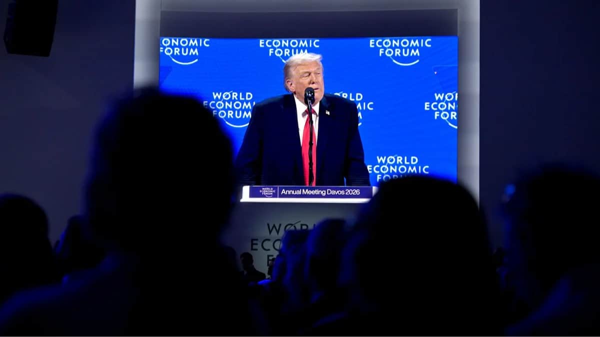 Дональд Трамп на экране во время заседания Всемирного экономического форума, Давос, Швейцария, 21 января 2026 года. Фото: Gian Ehrenzeller / EPA
