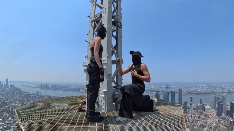 Российские руферы развернули на Empire State Building баннер о любви и мире