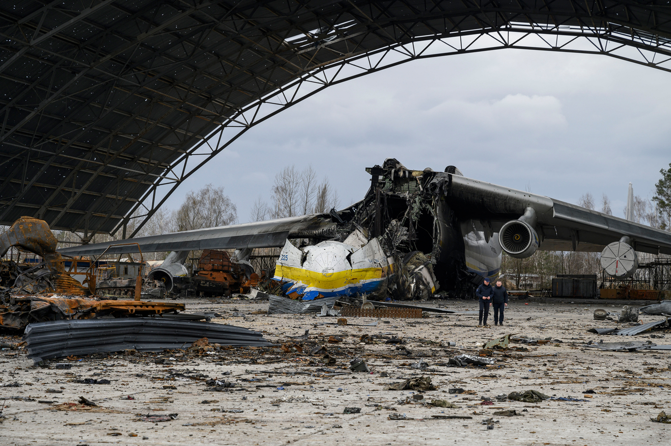 Разрушенный Ан-225 в аэропорту Гостомеля, Украина, 8 апреля 2022 года. Фото: Valeria Ferraro / ZUMA Press Wire / Splash News / Vida Press