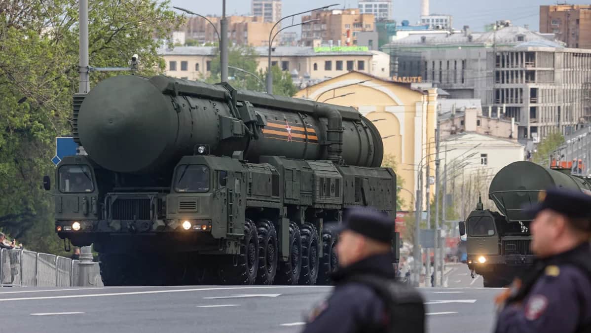 Пусковые установки межконтинентальных баллистических ракет «Ярс» принимают участие в репетиции военного парада в преддверии Дня Победы в центре Москвы, 4 мая 2023 года. Фото: Сергей Ильницкий / EPA-EFE