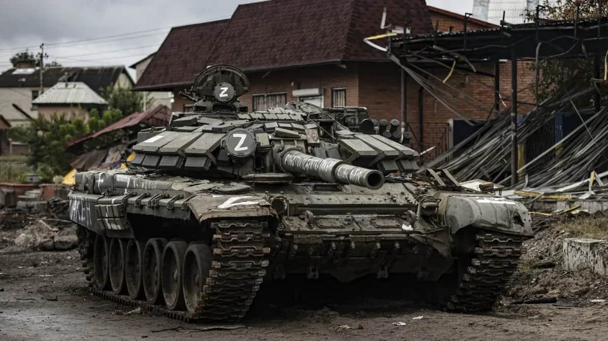 An abandoned Russian tank in Izyum, Ukraine’s Kharkiv region, September 2022. Photo: Metin Aktas / Anadolu Agency / Getty Images