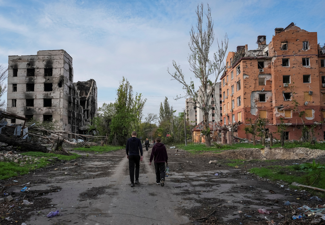 Люди проходят мимо разрушенных зданий. Херсон, Украина. 28 октября 2026 года. Фото: Reuters / Scanpix / LETA