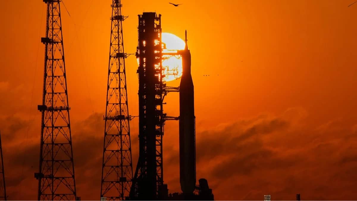 Ракета-носитель с космическим кораблем Orion для миссии Artemis 2 на стартовой площадке Космического центра имени Кеннеди, Флорида, 24 марта 2026 года. Фото: John Raoux / AP / Scanpix / LETA