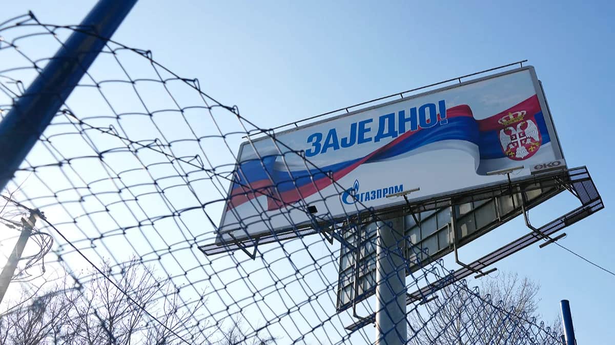 На рекламном щите изображены флаги России и Сербии с надписью «Вместе!», Белград, Сербия, 16 февраля 2023 года. Фото: Darko Vojinovic / AP Photo / Scanpix / LETA
