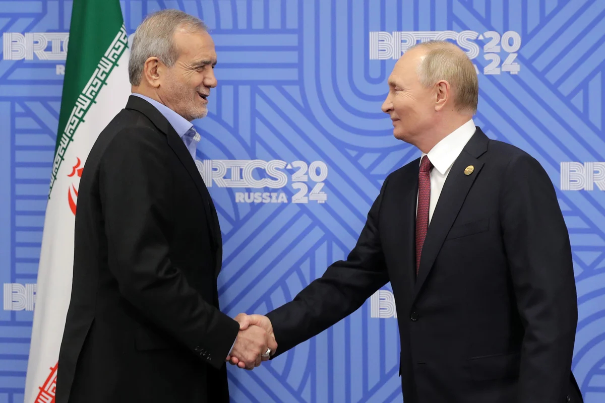 Владимир Путин и президент Ирана Масуд Пезешкиан во время встречи в рамках XVI саммита БРИКС в Казани, 23 октября 2024 года. Фото: Анатолий Медведь / <a data-sk="tooltip_parent" data-stringify-link="http://brics-russia2024.ru" href="http://brics-russia2024.ru/" rel="noopener noreferrer" target="_blank">brics-russia2024.ru</a>