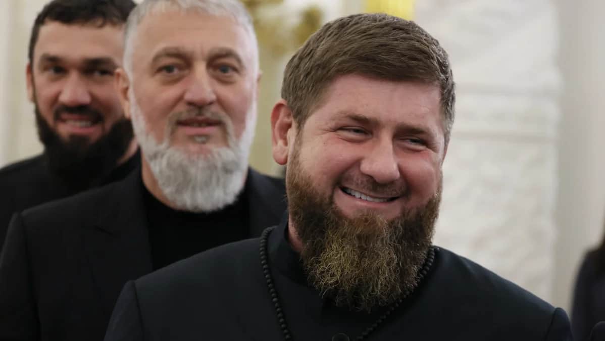 Рамзан Кадыров (справа), депутат Государственной Думы РФ Адам Делимханов (в центре) и председатель парламента Чечни Магомед Даудов (слева) на церемонии подписания договоров о «присоединении новых территорий» к России в Большом Кремлевском дворце в Москве, 30 сентября 2022 года. Фото: Михаил Метцель / Спутник / Kremlin / EPA-EFE