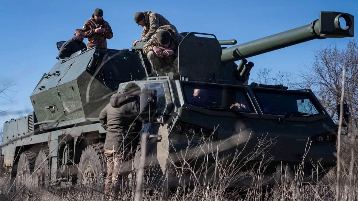 Украинские военнослужащие 56-ой отдельной мотопехотной бригады готовят к стрельбе самоходную гаубицу в районе Бахмута, Донецкая область, Украина, 28 февраля 2024 года. Фото: Inna Varenytsia / Reuters / Scanpix / LETA