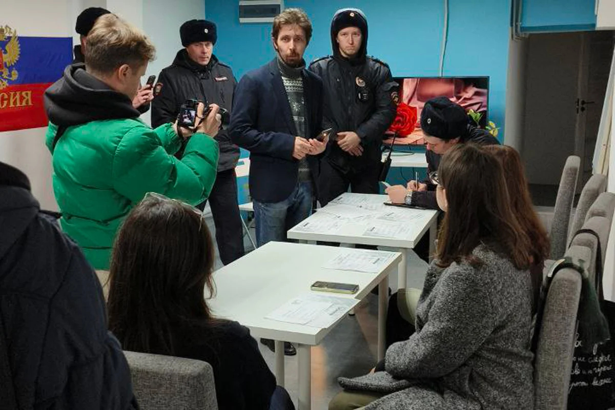 Полицейские в офисе «Рассвета» в Санкт-Петербурге, 28 октября 2024 года. Фото: «<a data-sk="tooltip_parent" data-stringify-link="https://t.me/rassvet_petersburg/117" href="https://t.me/rassvet_petersburg/117" rel="noopener noreferrer" target="_blank">Рассвет</a>»