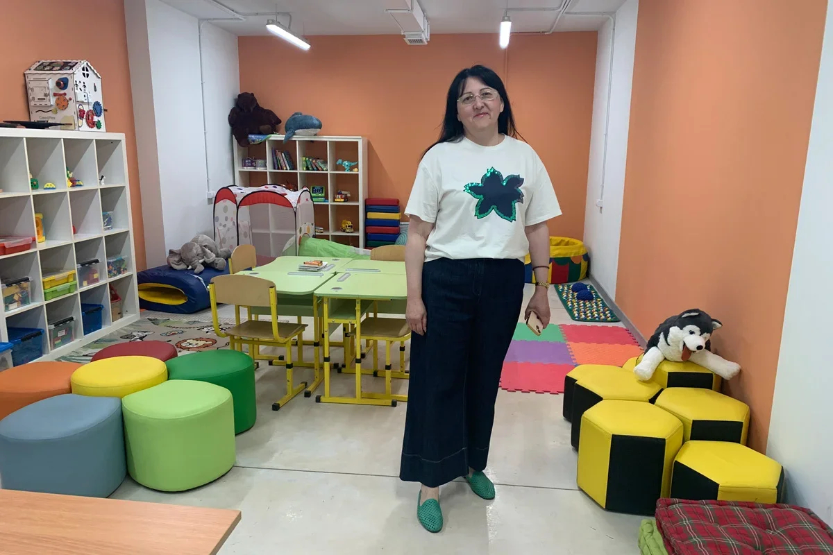 Olena Zbitskaya in the underground school. Photo: Olga Musafirova / Novaya Gazeta Europe