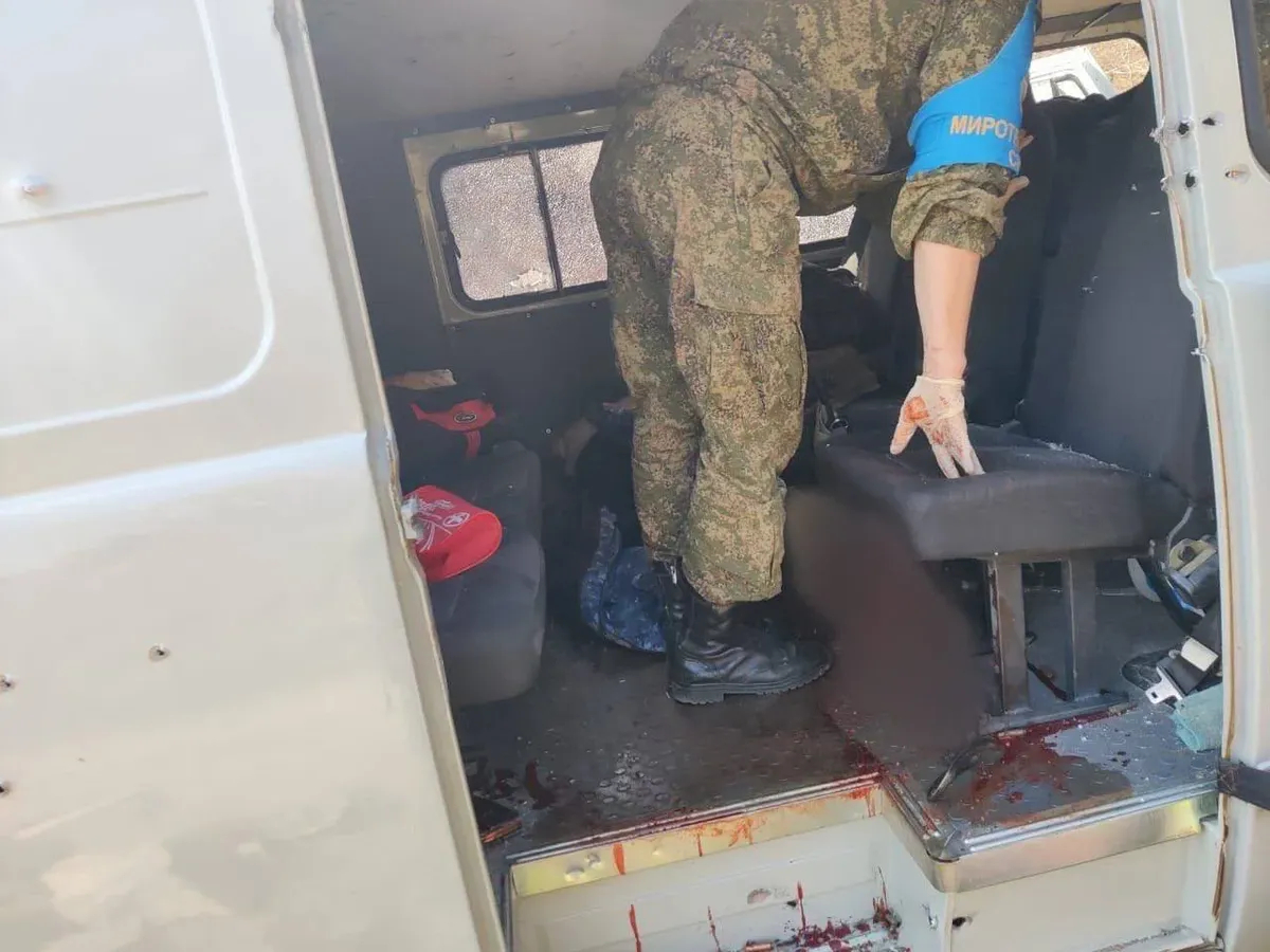 Машина сотрудников полиции, на которую было совершено нападение со стороны Азербайджана. Фото: <a href="https://t.me/reartsakh/17162">Telegram</a>