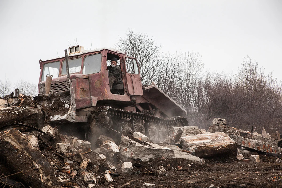 Inside a destroyed house. Photo: Nikolay Kozhevnikov, exclusively for Novaya Gazeta Europe
