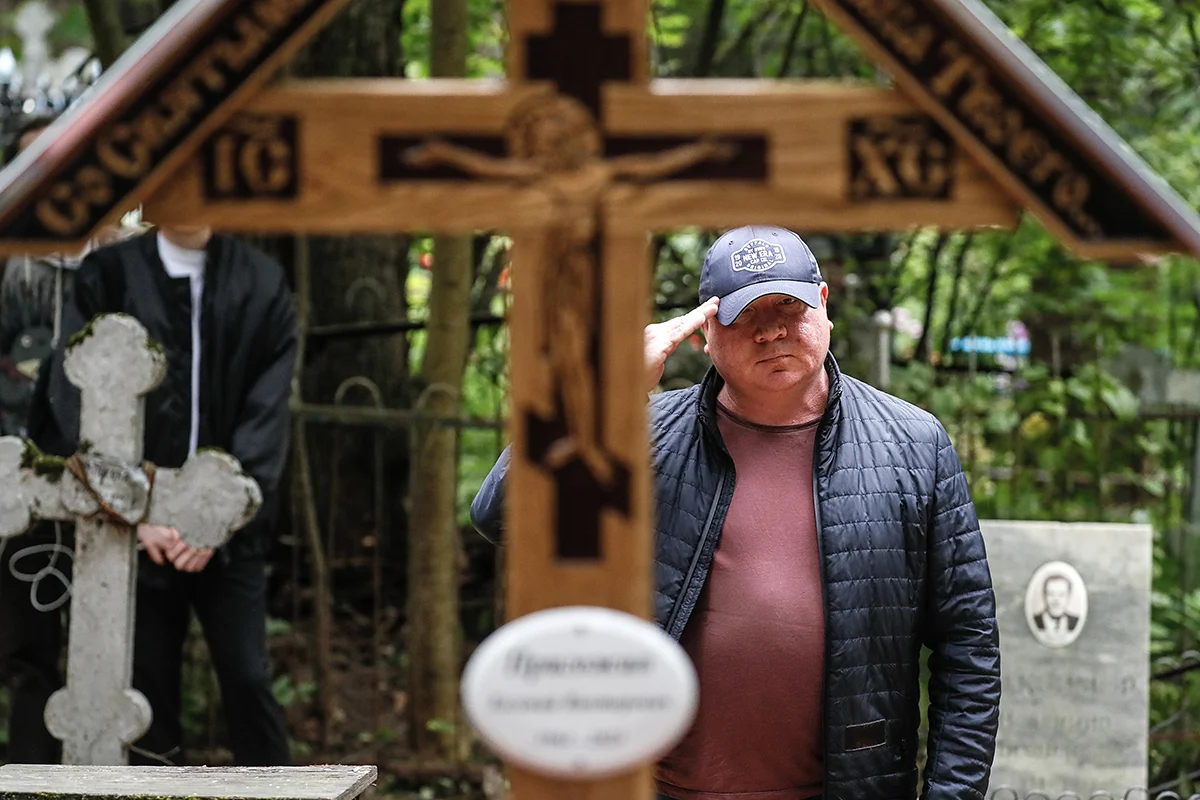 На могиле Евгения Пригожина на Пороховском кладбище в Санкт-Петербурге, Россия, 30 августа 2023 года. Фото: Анатолий Мальцев / EPA-EFE