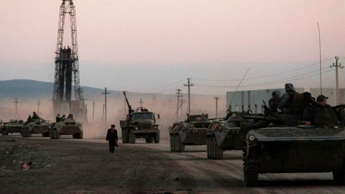 Российские военные проезжают мимо чеченского мужчины в сторону Грозного, 19 марта 1996 года. Фото: Reuters / Scanpix / LETA