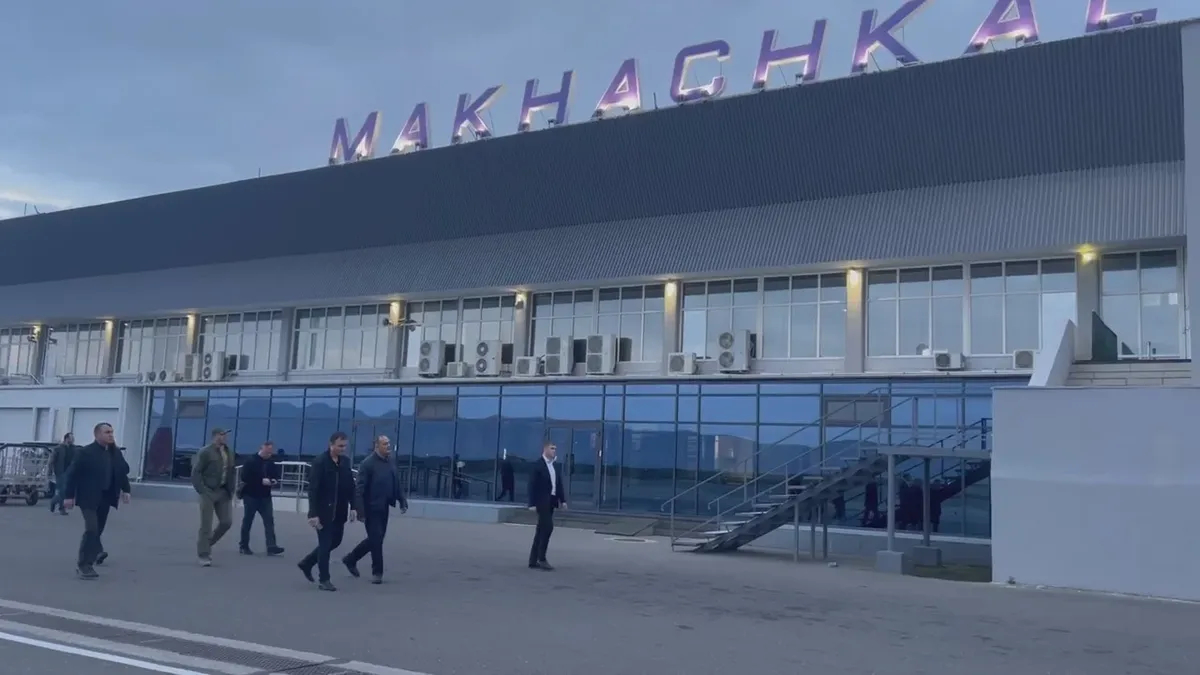 The head of Dagestan Sergei Melikov inspects the airport after the pogroms. Photo: Government of the Republic of Dagestan