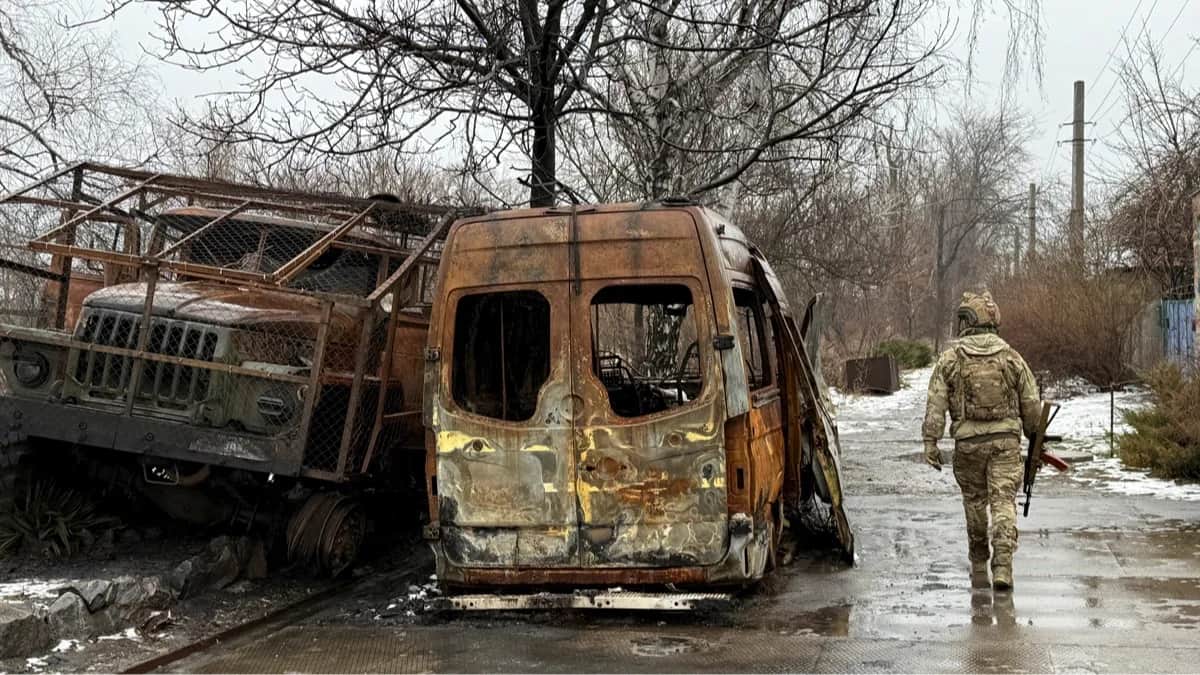Украинский военнослужащий на дороге среди уничтоженных автомобилей в прифронтовой Константиновке, Донецкая область, Украина, 19 февраля 2026 года. Фото: Reuters / Scanpix / LETA<br>