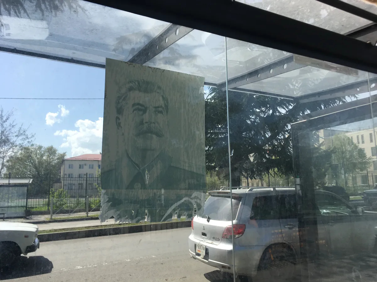 Автобусная остановка в Цхинвале. Фото: Ирина Гарина, специально для «Новой газеты Европа»