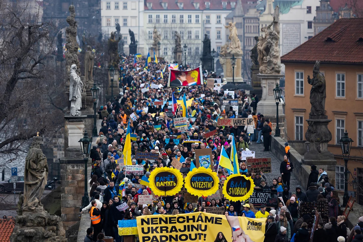 Участники митинга на Карловом мосту в третью годовщину российского полномасштабного вторжения в Украину, Прага, Чехия, 23 февраля 2025 года. Фото: Eva Korinkova / Reuters / Scanpix / LETA