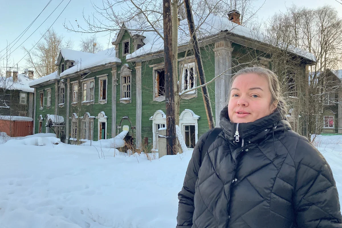 Irina Cherepanova near the house on Kotlas Street. Photo: Irina Strelnikova