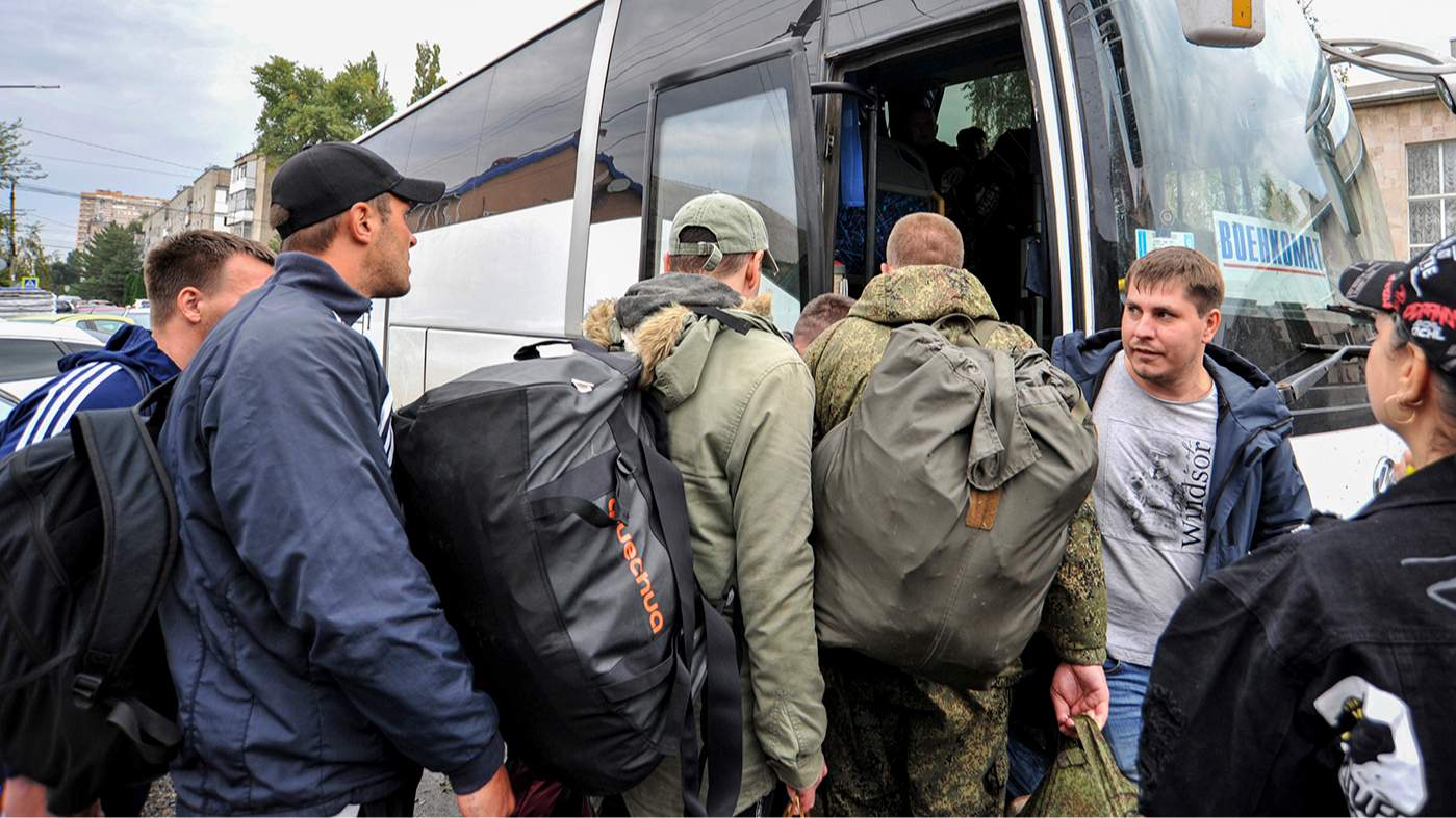 Российские мужчины, призванные по мобилизации на призывном пункте в Батайске, Ростовская область, Россия, 26 сентября 2022 года. Фото: Аркадий Будницкий / EPA<br>