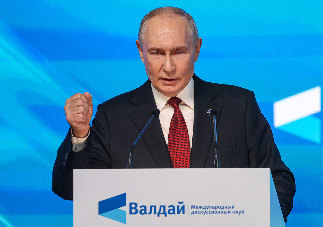 Владимир Путин выступает на заседании дискуссионного клуба «Валдай». Москва. 1 октября 2026 года. Фото: Максим Шипенков / EPA