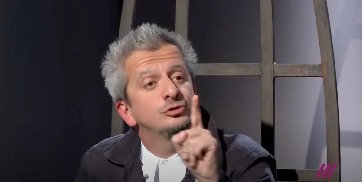 Константин Богомолов в передаче Hard Day's Night на «Дожде». Фото: скрин <a href="https://www.youtube.com/watch?v=5W2Sgmrp9KE">видео</a>