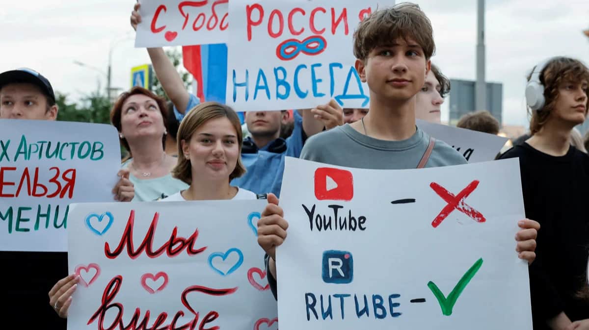 Поклонники Ярослава Дронова на акции у посольства США в Москве, 19 июля 2024 года. Фото: Юлия Морозова / Reuters / Scanpix / LETA