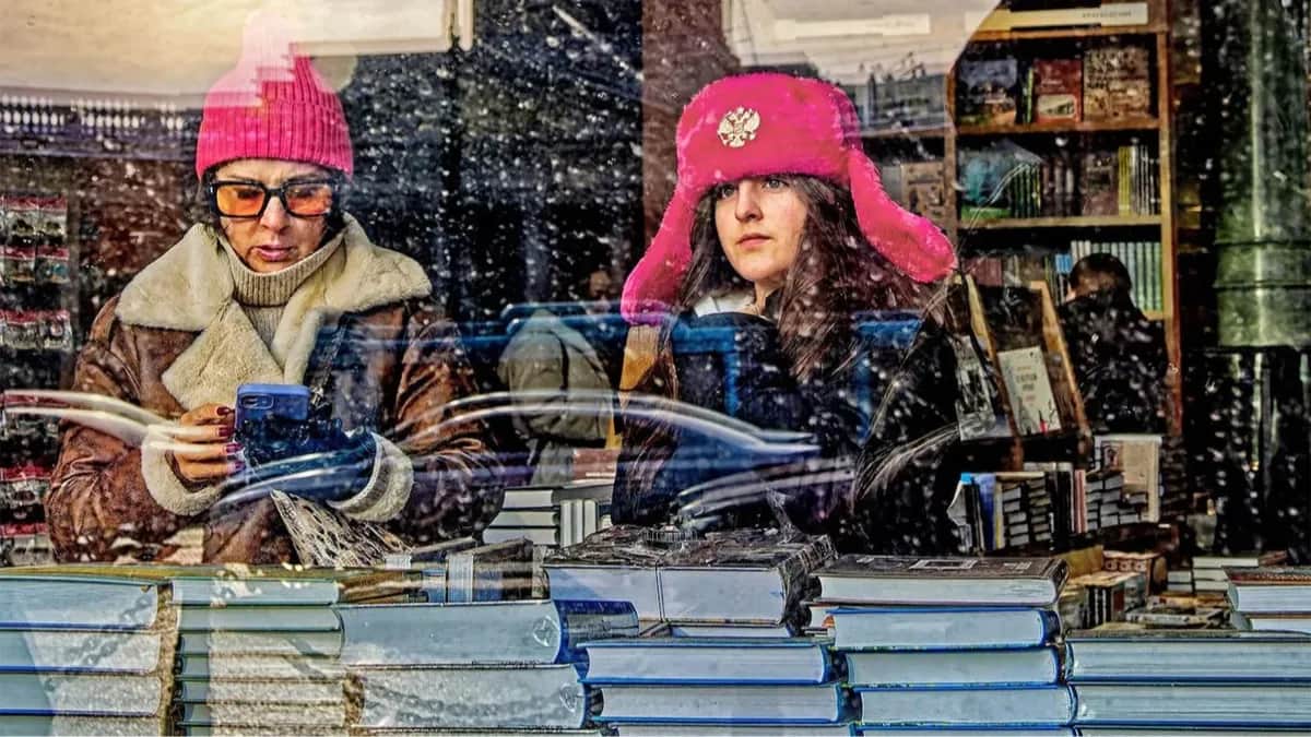 <span id="cqrus85c8">People browse in a St. Petersburg bookshop. Photo: Alexander Petrosyan / Kommersant		</span>