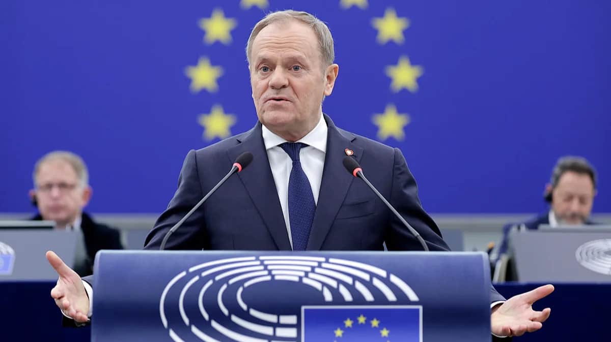 Премьер-министр Польши Дональд Туск выступает во время дебатов на тему «Презентация программы деятельности польского председательства» в Европейском парламенте в Страсбурге, Франция, 22 января 2025 года. Фото: Ronald Wittek / EPA-EFE