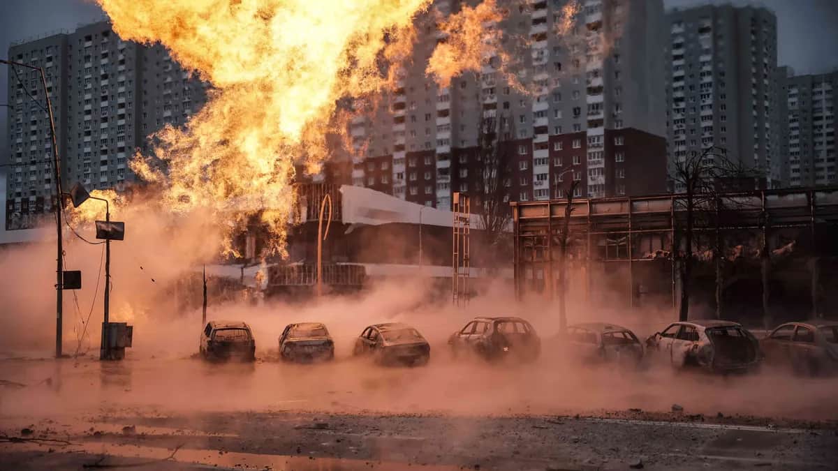 Пожар после обстрела Киева, 2 января 2024 года. Фото: EPA-EFE / OLEG PETRASYUK
