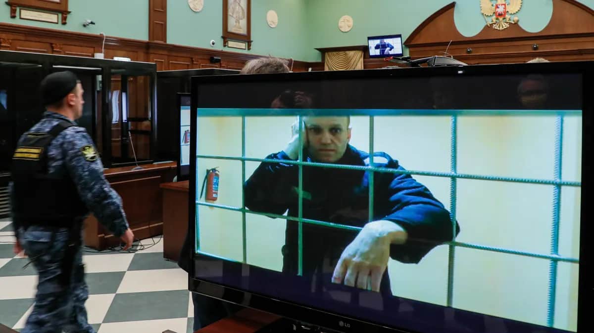 Алексей Навальный во время рассмотрения апелляционной жалобы на приговор в Мосгорсуде, Россия, 24 мая 2022 г. Фото: EPA-EFE/YURI KOCHETKOV