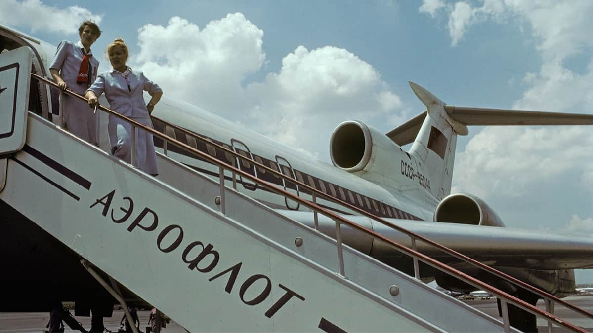 Cтюардессы ожидают пассажиров на посадочной площадке авиалайнера Аэрофлота, Московский аэропорт, СССР. Фото: Alamy / Vida Press