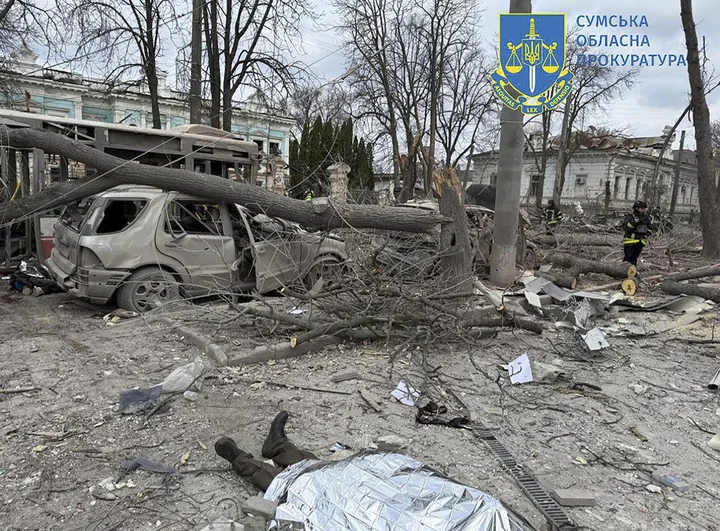 Место ракетного удара в центре города Сумы, Украина, 13 апреля 2025 года. Фото: Государственная Служба Украины по Чрезвычайным Ситуациям / EPA-EFE