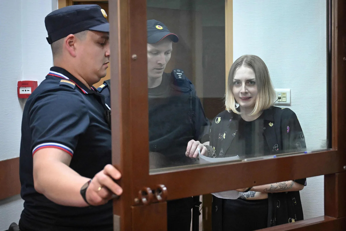 Анна Бажутова перед заседанием Осташкинского районного суда в Москве, 5 июня 2024 года. Фото: Наталья Колесникова / AFP / Scanpix / LETA