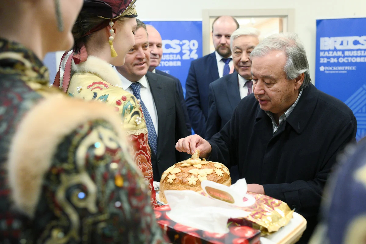Генеральный секретарь ООН Антониу Гутерриш во время церемонии встречи в аэропорту Казани, 23 октября 2024 года. Фото: Алексей Филиппов / <a data-sk="tooltip_parent" data-stringify-link="http://brics-russia2024.ru" href="http://brics-russia2024.ru/" rel="noopener noreferrer" target="_blank">brics-russia2024.ru</a>