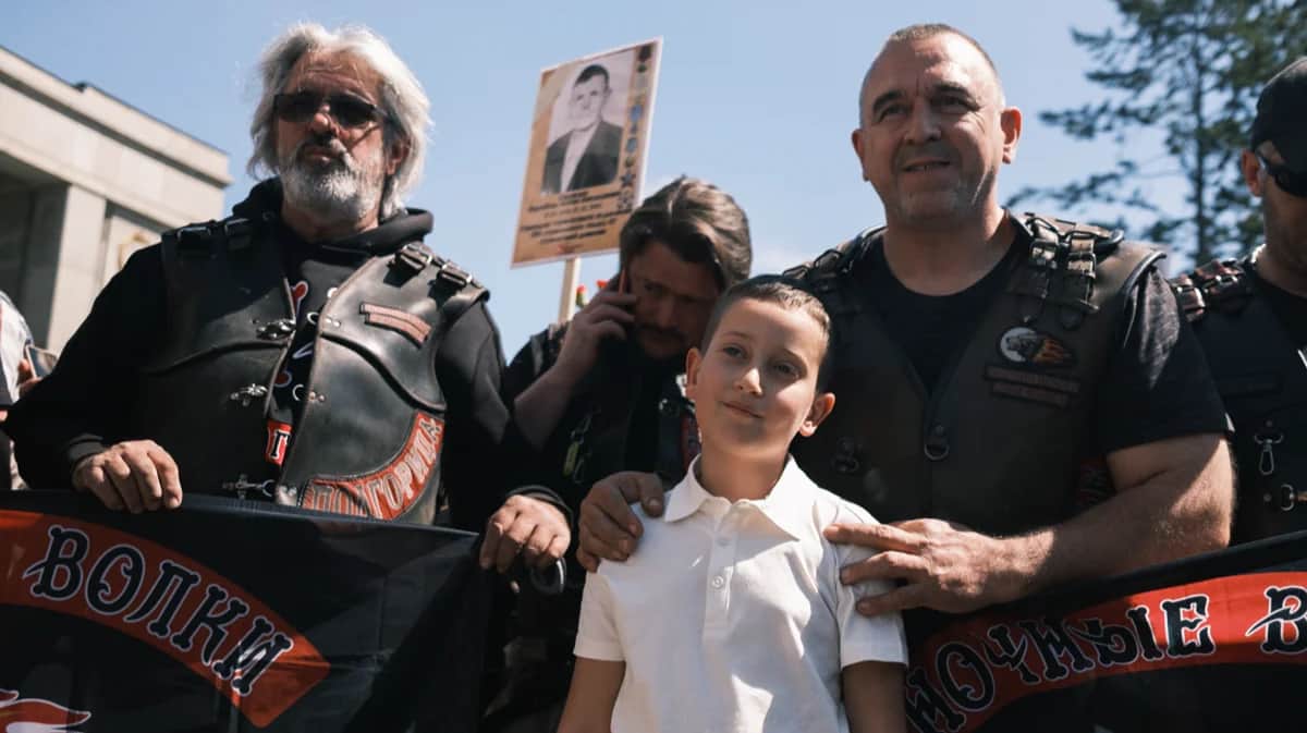 Посетители Тиргартена фотографируются с Ночными Волками. Фото: Даниил Маштаков